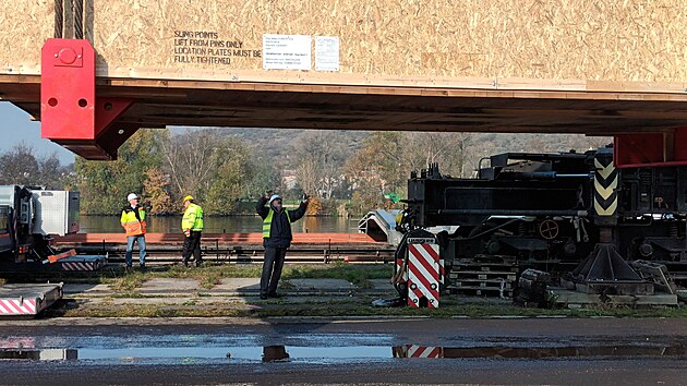 Dva obrovské jeřáby pomohly v lovosickém přístavu naložit dvousettunový generátor na loď, která ho po Labi odveze do Hamburku a dále do Rotterdamu. Nakládka generátoru jeřábům zabrala necelou půl hodinu. (7. listopadu 2025)