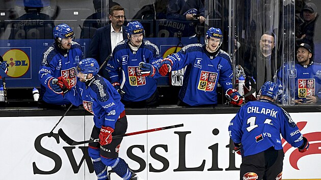 Čeští hokejisté oslavují gól obránce Mariana Adámka (vlevo na ledě).