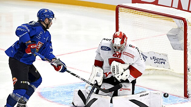 Český útočník Ondřej Beránek zblízka ohrožuje švýcarského brankáře Reta Berru.