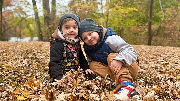 Čtyřletý Kubík Kouřílek (na snímku s bratrem) z Mrskles na Olomoucku je v Bostonské nemocnici před operací kvůli vysokému tlaku. Na pomoc pro chlapečka se vzácným onemocněním cév byla zřízena sbírka.