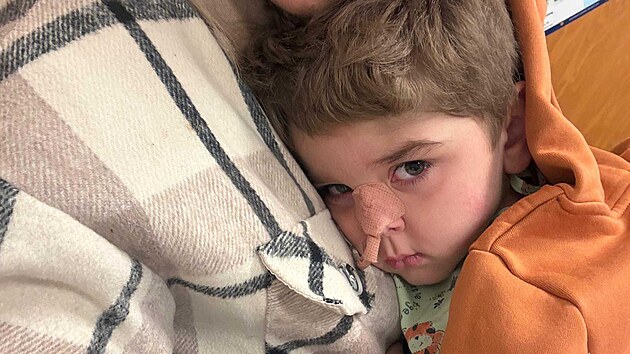 Čtyřletý Kubík Kouřílek (na snímku s maminkou Lucií) z Mrskles na Olomoucku je v Bostonské nemocnici před operací kvůli vysokému tlaku. Na pomoc pro chlapečka se vzácným onemocněním cév byla zřízena sbírka.