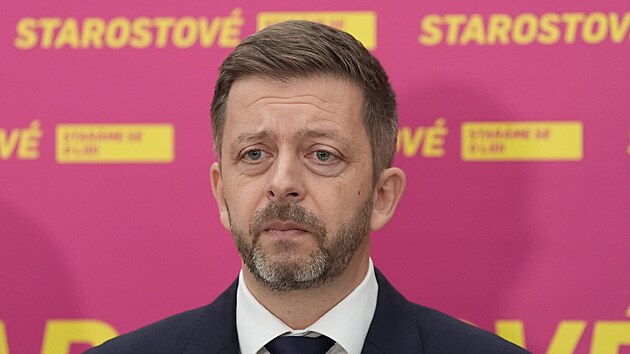 Tisková konference před jednáním Poslanecké sněmovny. Na snímku Vít Rakušan (Starostové). (5. listopadu 2025)