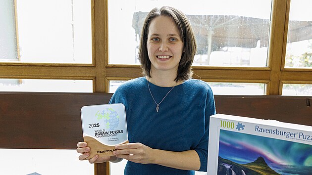 Historicky první mistryně světa v jednotlivcích ve skládání puzzle Jana Ondroušková, která je učitelkou matematiky a hudební výchovy.