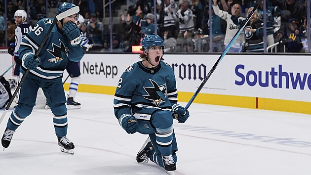 Will Smith slaví rozhodující branku San Jose Sharks proti Winnipeg Jets.