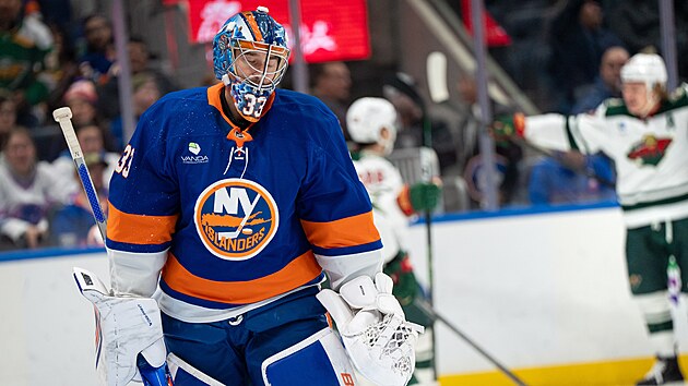David Rittich vstřebává gólovou nálož, kterou s New York Islanders obdržel od Minnesoty.