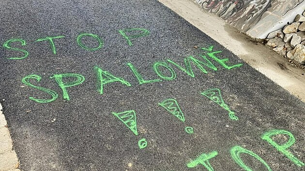 Hned v den otevření cyklostezky na ni neznámý vandal nasprejoval nápis.