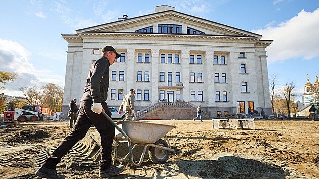 Rusové opravují divadlo v ukrajinském Mariupolu, které sami poničili rozsáhlým a ničivým bombardováním, při kterém zemřely stovky civilistů, včetně dětí. (30. října 2025)