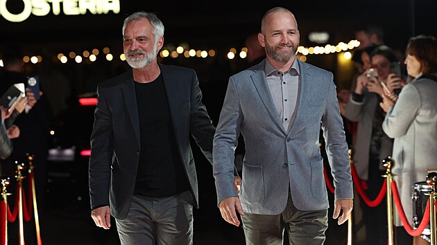 Premiéra filmu Neporazitelní v ostravských Dolních Vítkovicích byla velkou slávou, nechyběla ani promenáda po červeném koberci. Právě po něm přicházejí herec Ivan Trojan (vlevo) s parahokejovým reprezentantem Pavlem Kubešem. (6. listopadu 2025)