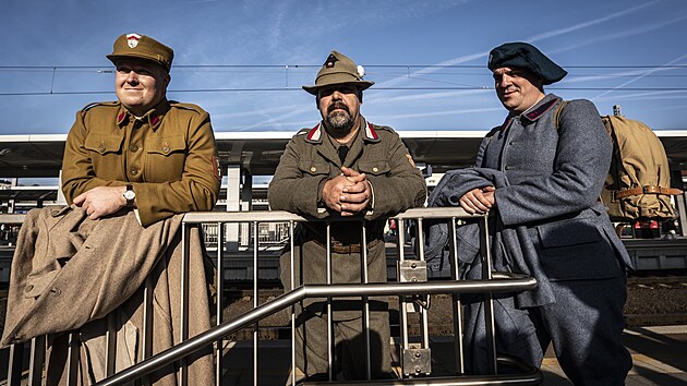 Jízda historického parního vlaku mezi Prahou a Českými Budějovicemi připomíná návrat československých legionářů do vlasti.