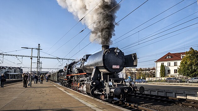 Jízda historického parního vlaku mezi Prahou a Českými Budějovicemi připomíná návrat československých legionářů do vlasti. Soupravu složenou z historických vozů táhne lokomotiva 555.0153, známá jako Němka.