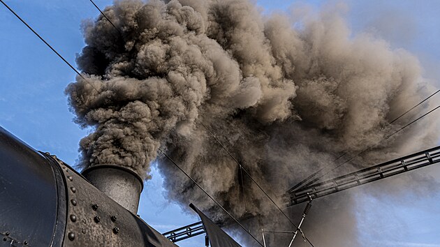 Jízda historického parního vlaku mezi Prahou a Českými Budějovicemi připomíná návrat československých legionářů do vlasti. Soupravu složenou z historických vozů táhne lokomotiva 555.0153, známá jako Němka.