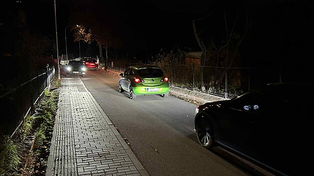 Lidé ze spodní části brněnských Obřan si v souvislosti s náhradní objízdnou trasou opravované Fryčajovy ulice stěžují mimo jiné na pravidelné vjíždění aut na chodníky. (listopad 2025)