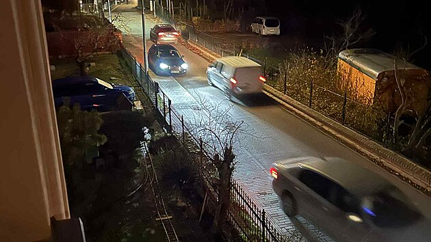 Lidé ze spodní části brněnských Obřan si v souvislosti s náhradní objízdnou trasou opravované Fryčajovy ulice stěžují mimo jiné na pravidelné vjíždění aut na chodníky. (listopad 2025)