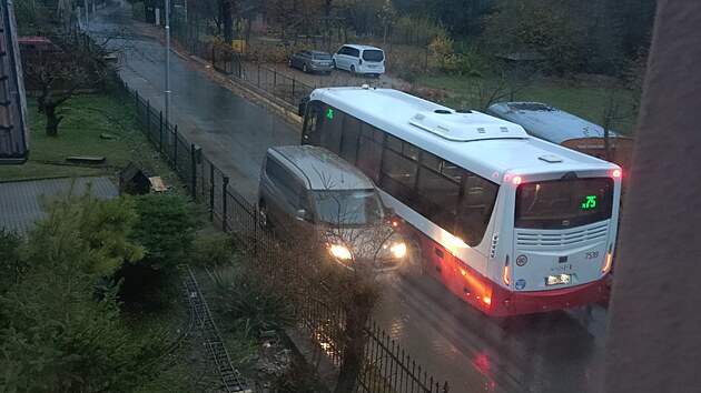 Lidé ze spodní části brněnských Obřan si v souvislosti s náhradní objízdnou trasou opravované Fryčajovy ulice stěžují mimo jiné na pravidelné vjíždění aut na chodníky. (listopad 2025)