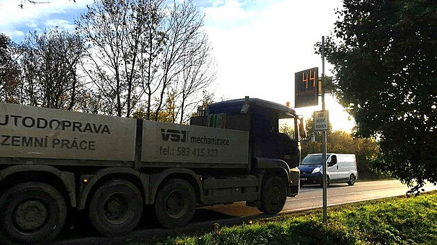 Roky byli řidiči na vjezdu do Vysokého Mýta od Chocně zvyklí pouze na informativní radar. Teď k němu přibyl opravdový.