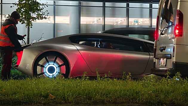 Futuristický koncept Kaiser při natáčení na Rohanském nábřeží v Praze