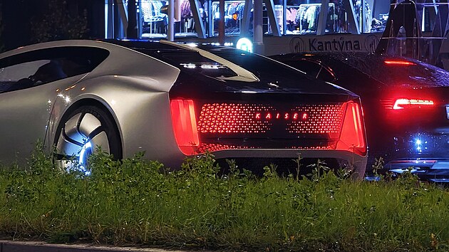 Futuristický koncept Kaiser při natáčení na Rohanském nábřeží v Praze