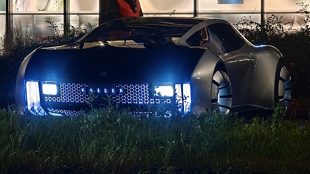 Futuristický koncept Kaiser při natáčení na Rohanském nábřeží v Praze