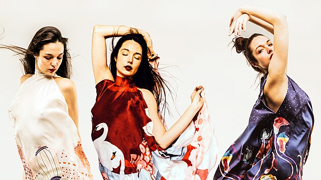 Hedvábné šaty ze série trikolora