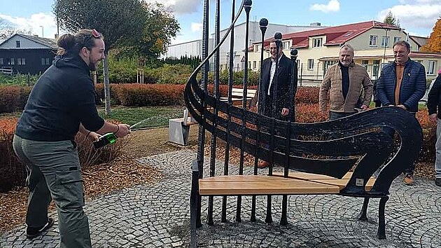 Reklamní mág prvnín republiky Zdenek Rykr se narodil před 125 lety v Chotěboři. Ve městě má nově svou vlastní lavičku. Vytvořili ji kováři Richard Rulf a Matyáš Habermann.