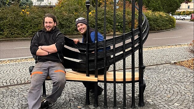 Reklamní mág první republiky Zdenek Rykr se narodil před 125 lety v Chotěboři. Ve městě má nově svou vlastní lavičku. Vytvořili ji kováři Richard Rulf a Matyáš Habermann.