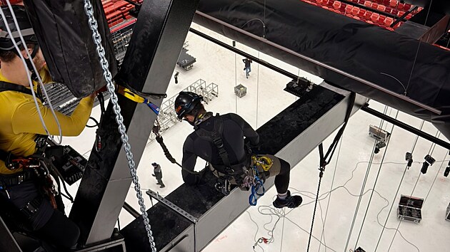 Technika se do nové Horácké arény navážela od úterka. Zvukovou a vizuální techniku za tu dobu přivezlo přibližně deset kamionů. Desítky techniků pak několik dnů halu přestavovaly pro vůbec první mimohokejový program.