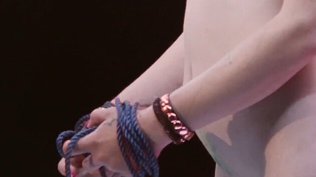 Matěj se zajímá o BDSM, takže mu dámy předvedly, jak to umí s provazem.