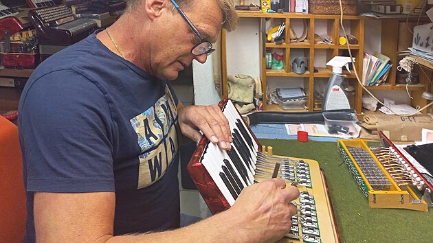 Českobudějovický výrobce a opravář harmonik František Mikeš (6. listopadu 2025)