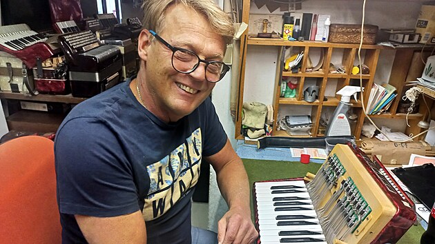 Českobudějovický výrobce a opravář harmonik František Mikeš (6. listopadu 2025)