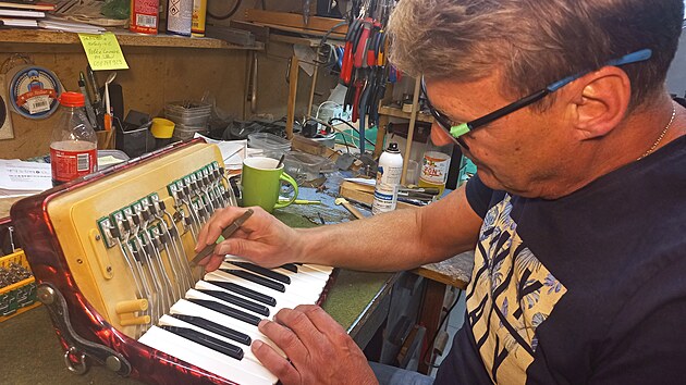 Českobudějovický výrobce a opravář harmonik František Mikeš (6. listopadu 2025)