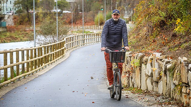 Nový 720 metrový úsek Vltavské cyklostezky v Českém Krumlově vede od Porákova mostu po křižovatku U Trojice. (3. listopadu 2025)