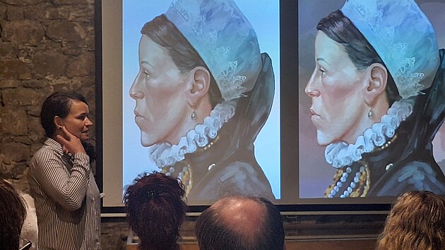 Antropoložka Eva Vaníčková z Moravského zemského muzea ukazuje portrét Lukrécie Nekešové. (září 2025)