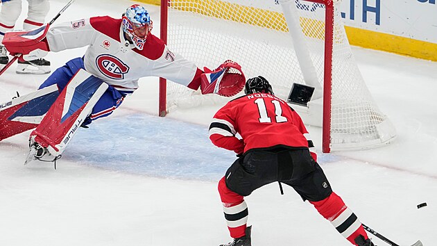 Montrealský gólman Jakub Dobeš se snaží lapit pokus Stefana Noesena z New Jersey.