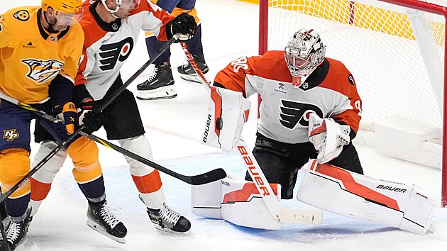 Brankář Daniel Vladař z Philadelphie si připisuje zákrok v utkání s Nashvillem.