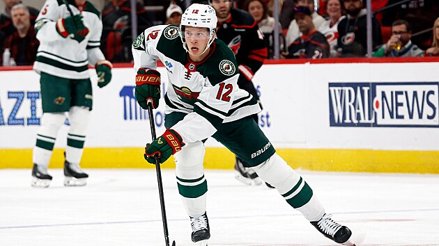 Matthew Boldy z Minnesoty vyváží puk.