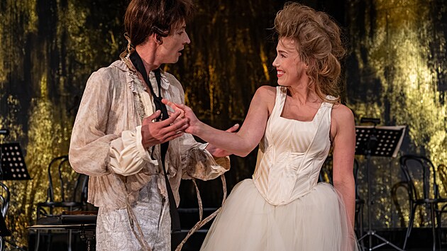 Denis Šafařík a Aneta Krejčíková v inscenaci Amadeus pražského Divadla Na Fidlovačce