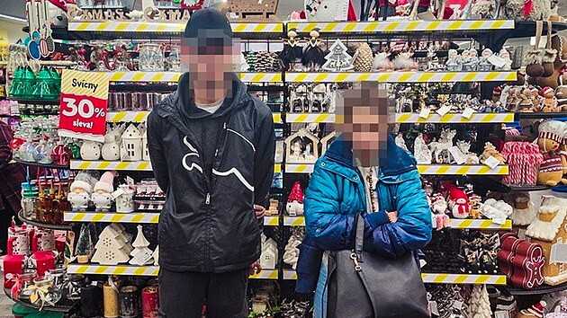 Zloději si chtěli udělat hezké Vánoce. Před prodejnou ukradli ozdoby, dlouho se z nich však neradovali. (4. listopadu 2025)