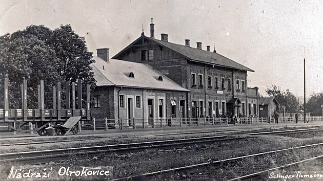 Původní nádraží v Otrokovicích na pohlednici prošlé poštou v roce 1921