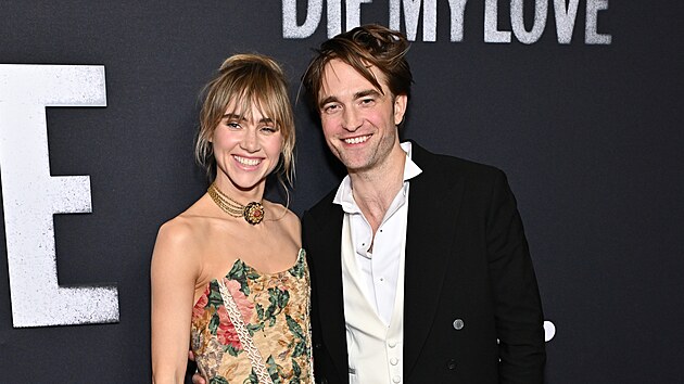 Suki Waterhouse a Robert Pattinson v New Yorku (1. listopadu 2025)