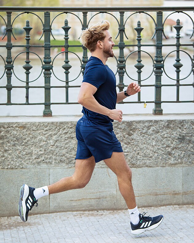 První operaci podstoupil v jednom roce, teď ho čeká třináctá. Tomáš Arsov...