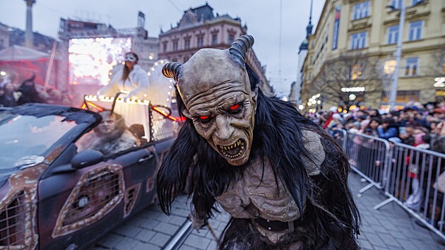 Brno se jako první město v Česku ponořilo do vánoční atmosféry. Vánoční trhy začaly v pátek na většině místech v centru města. Slavnostní zahájení doprovodili krampusové a zpěvák Sebastian. Nenechaly si ho ujít tisíce lidí. (14. listopadu 2025)