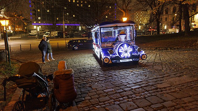 Ekovláček nazvaný Brňáček jezdí na hrad Špilberk každých 10 minut. Vyjíždí od vstupu do parku v Husově ulici naproti hotelu International. (13. listopadu 2025)