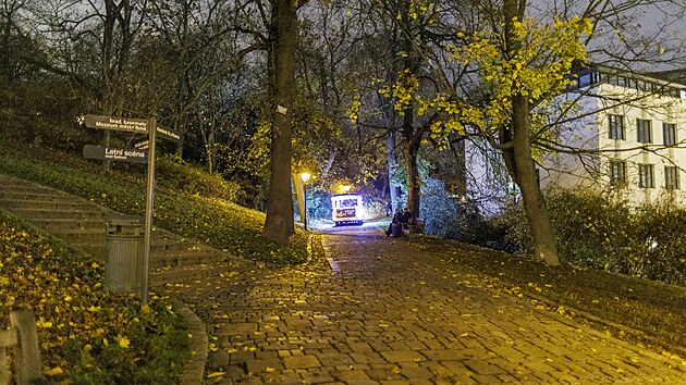 Ekovláček nazvaný Brňáček jezdí na hrad Špilberk každých 10 minut. Vyjíždí od vstupu do parku v Husově ulici naproti hotelu International. (13. listopadu 2025)
