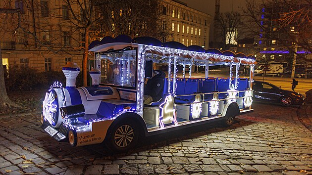 Za jízdu osvětleným vláčkem zaplatí lidé 50 korun. Díky němu nemusí šlapat do strmého kopce. (13. listopadu 2025)