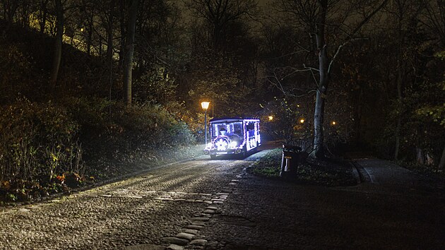 Za jízdu osvětleným vláčkem zaplatí lidé 50 korun. Díky němu nemusí šlapat do strmého kopce. (13. listopadu 2025)