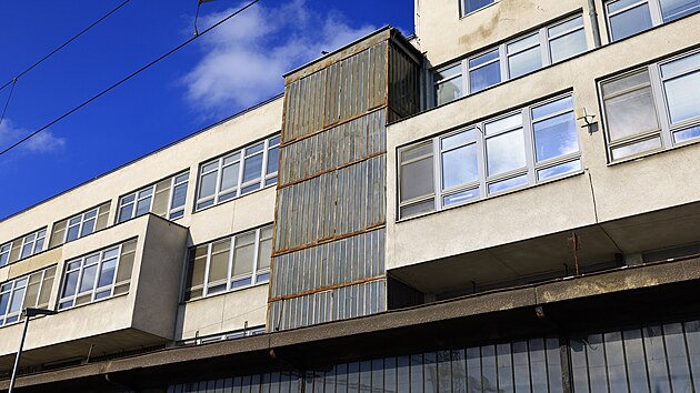 Chátrající budovu navrženou architektem Bohuslavem Fuchsem koupila v roce 2021 společnost Recollect spadající pod Trinity Bank českého miliardáře Radomíra Lapčíka. České poště za ni zaplatila 117 milionů korun. (listopad 2025)