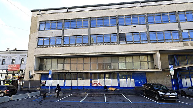 V prostoru před bývalou nádražní poštou počmáranou vandaly dnes kolemjdoucí míjí nocující lidi bez domova. (listopad 2025)