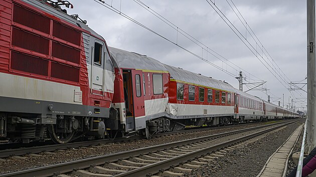 Následky železniční nehody u slovenského Pezinku (10. listopadu 2025)