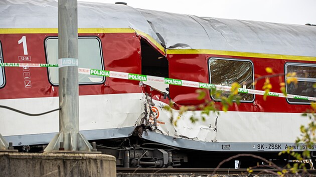Následky železniční nehody u slovenského Pezinku (10. listopadu 2025)