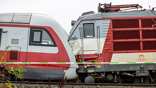Následky železniční nehody u slovenského Pezinku (10. listopadu 2025)
